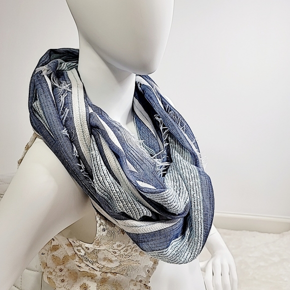 SCARF INFINITY in Blue Monochromatic Tone - Picture 6 of 10